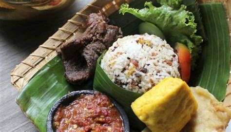 Nasi tutug oncom menjadi salah satu makanan sunda yang familiar. 10 Resep Makanan Khas Jawa Barat Enak yang Perlu Dicoba di ...