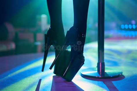 Jonge Sexy Vrouw Danst Striptease Met Pylon In Nachtclub Schitterend