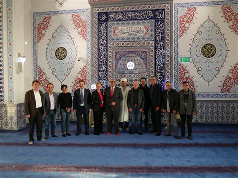 Wie es im horrorhaus aussieht, seht ihr hier. SPD-Politiker lernen Gemeindeleben in der Zentralmoschee ...