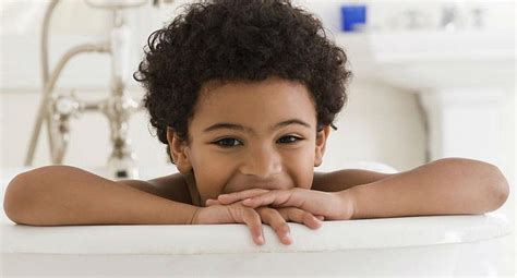 ¿a Qué Edad Pueden Los Niños Bañarse Solos Mujer Ojo