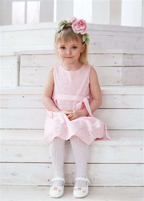 Portrait D Une Petite Fille Blonde Dans Une Guirlande De Fleur Image
