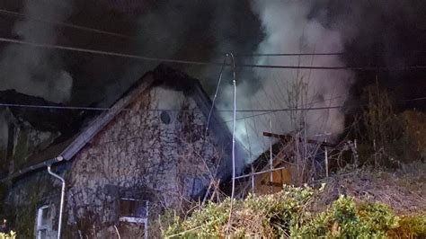 Helyszíni fotó Leégett egy ház Budán az egyik lakó meghalt BorsOnline