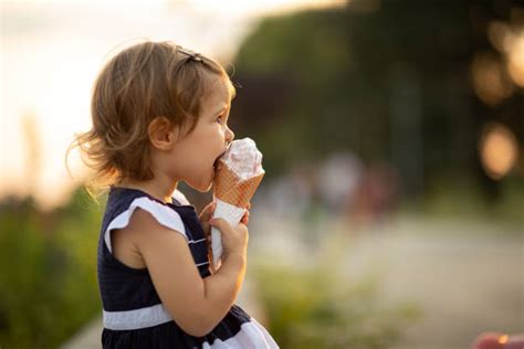 4700 Fotos Bilder Und Lizenzfreie Bilder Zu Mädchen Lecken Istock