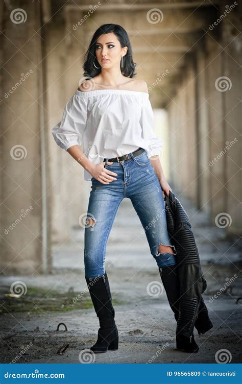 Porträt Der Schönen Sexy Jungen Frau Mit Moderner Ausstattung Lederjacke Jeans Weißer Bluse