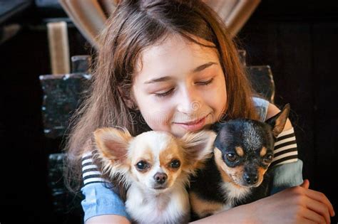 Una Escolar Abraza A Chihuahua Blanco Y Negro Adolescente En Un Café O