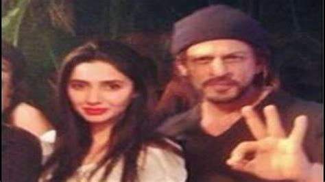 This Photo Of Mahira Khan And Shah Rukh Khan Is Going Viral But Heres