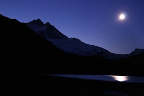 🥇 Image Of Moon Reflecting At Night Over A Mountain Lake