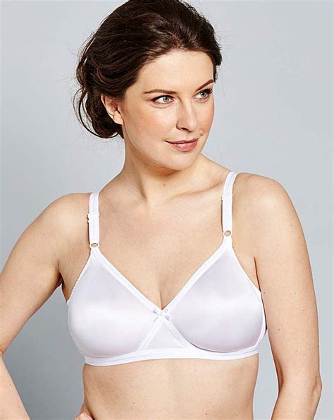 great value pack of four bras non wired non padded moulded seam free full cups white bras