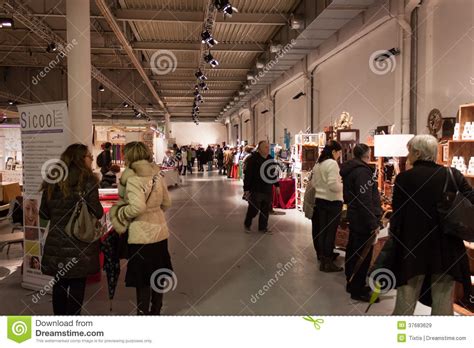 Χωρα γεγονοσ σημειο τιμη αποτελ. Άνθρωποι που επισκέπτονται το φεστιβάλ Olis στο Μιλάνο ...