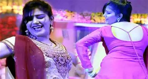 Sapna Choudhary Dance Video सपना चौधरी का डांस देख लोगों ने बरसाए नोट देखें Viral Video