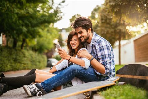 情侣夫妻在一起看手机图片 情侣夫妻在一起享受滑板乐趣时光素材 高清图片 摄影照片 寻图免费打包下载