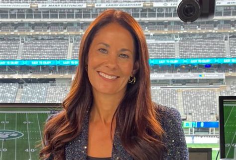 Sideline Reporter Tracy Wolfson Is Wearing Stunning Outfit On Sunday