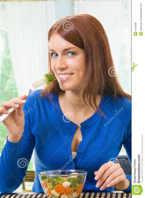 Mujer Que Come La Ensalada Con Bróculi Imagen De Archivo Imagen De