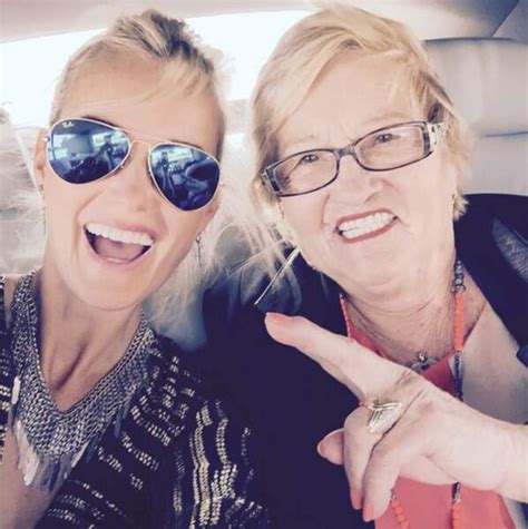 Découvrez les articles laeticia hallyday avec gentside. Best of Instagram : Laeticia Hallyday, entre photos sexy ...