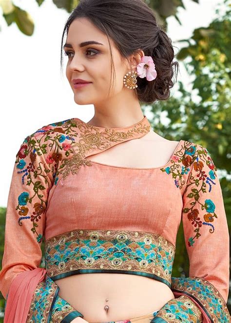 This page mainly contains interesting daily fashion videos, beautiful fashion and designs collections. Best stunning latest saree blouse neck design - Simple ...