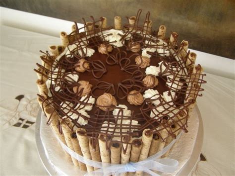 Scritto il 15 giugno 201427 agosto 2014. Cake design con panna, cioccolato e pasta di zucchero ...