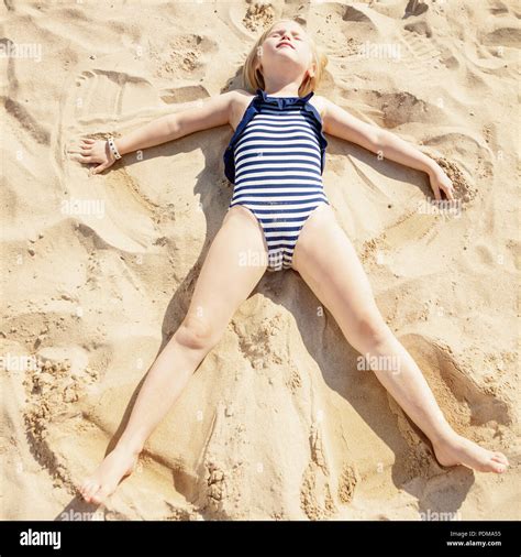 Entspannt Kind In Beachwear Festlegung Auf Sand Und Engel Am Strand