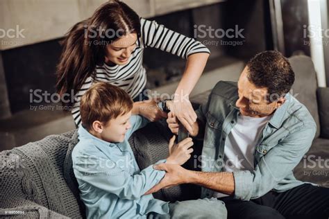 엄격한 부모는 아들의 손에서 전화를 데 려 가정 생활에 대한 스톡 사진 및 기타 이미지 가정 생활 가족 걱정하는 Istock CLOOBX HOT GIRL