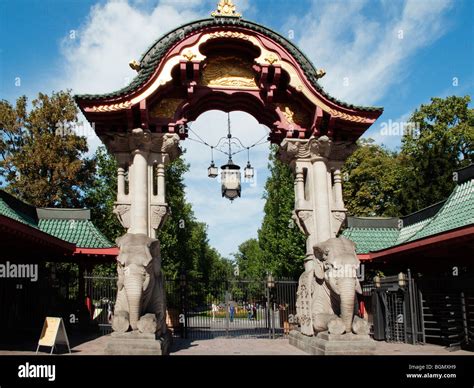 Zoo Gate Hi Res Stock Photography And Images Alamy