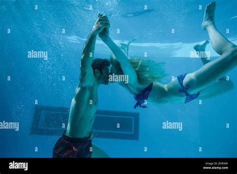 babe couple kiss swimming pool Fotos und Bildmaterial in hoher Auflösung Alamy