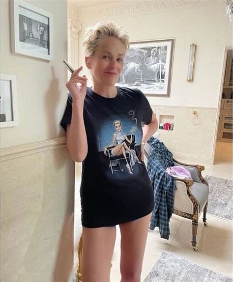 Sharon Stone posa só com a camiseta de Instinto Selvagem seu maior sucesso Monet Filmes