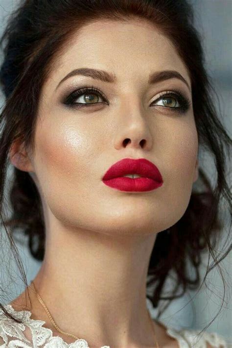 Red Lipstick Makeup Looks Eyeliner Looks Black Eyeliner Bright Lipstick Day Makeup Eye
