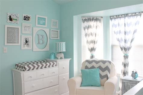 Cuarto de bebe en gris y turquesa