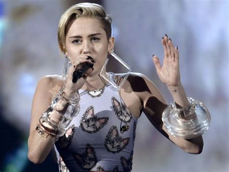Meowza Miley Cyrus Rocks Out With A Fuzzy Kitten At American Music Awards