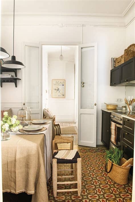 Pateando las piedras aun sigo esperando a que vuelvas conmigo. La cocina en la entrada fue la solución a esta casa pequeña