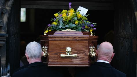 Funeral poems: six uplifting readings about death | The Week UK