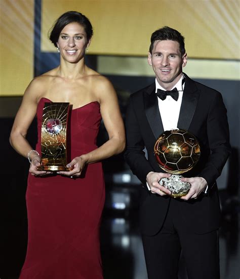 Il récompense le meilleur footballeur de l'année 2015. Celebrities' style: FIFA Ballon d'Or 2015 Winner Lionel Messi