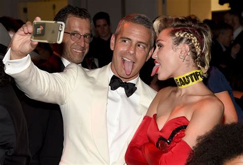 miley cyrus s tongue launches a thousand selfies the new york times