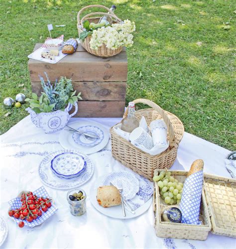 If it's too cold to actually go outside, throw down a blanket and have a romantic picnic in your bedroom. Cute Valentines Day Ideas for Him, Her and Little Ones ...