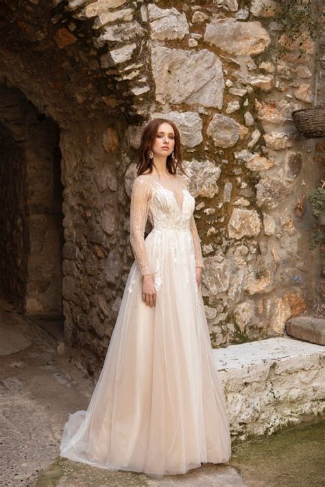 Odottaa odottava seuraamispyyntö käyttäjältä @vivian_blush. Hochzeitskleid in Blush mit funkelnden Stickereien von ...
