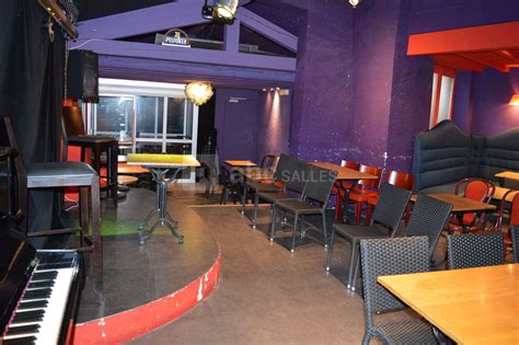 La table ronde est très populaire car c'est une table conviviale où tous les convives sont égaux et se font face sans tête de table. La Table Ronde - ABC Salles