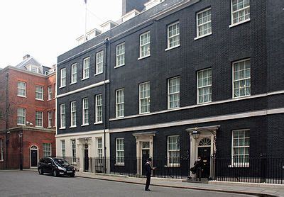 This post covers tours of 10 downing street and includes information to such as how to get there, best times to go, as well as some virtual tours of the famous residence. 10 Downing Street - Gebäude | RouteYou