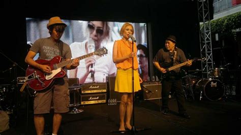 Umur 26 tahun) adalah seorang penyanyi dan pencipta lagu berkebangsaan indonesia yang berdomisili di bandung. 4 Penyanyi Jazz Wanita Indonesia Terfavorit - MLDSPOT