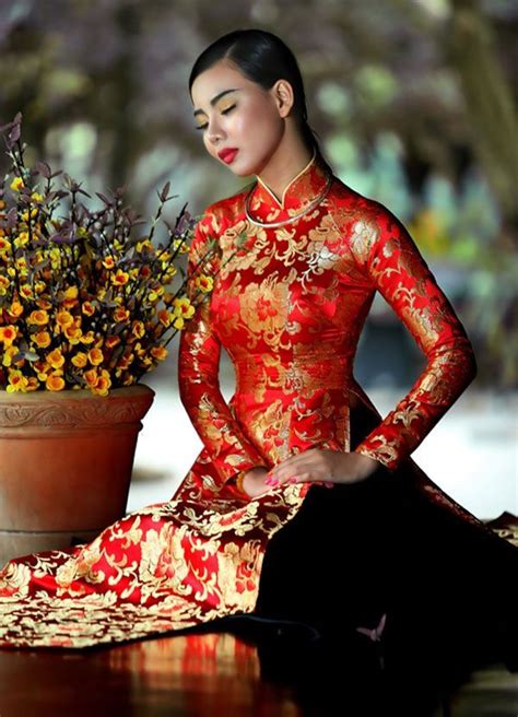 Vietnamese Wedding In 2020 Vietnamese Wedding Dress Vietnamese Traditional Dress Traditional