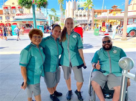 Photos Entrance Cast Members Debut New Costumes At Disneys Hollywood