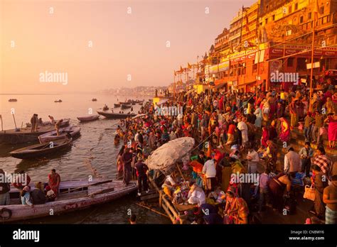 Indien Uttar Pradesh Varanasi Pilger Baden Und Beten In Der Ganges Stockfotografie Alamy