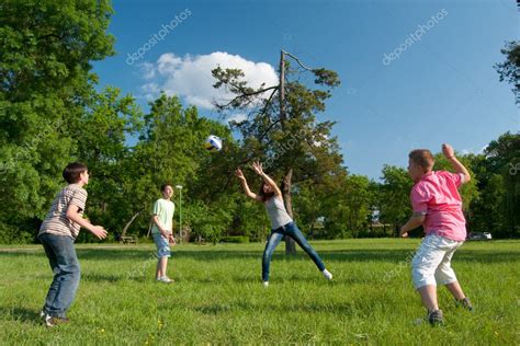 Los Adolescentes Varones Y Niñas Jugando Con La Pelota En El Parque En