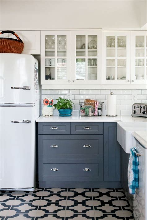 These gray kitchen cabinets create a great harmony with glossy black countertop. Gray Kitchen Round-Up