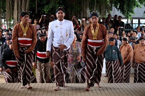 Nama Pakaian Daerah Suku Jawa Adalah