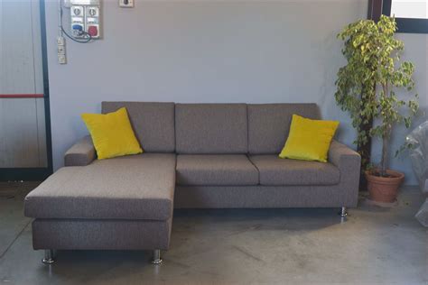 I tessuti più moderni dei copricuscini per divano sono in fibra e velluto di. Cuscini Per Divani Moderni E Teli Divano Ikea Plementi D ...