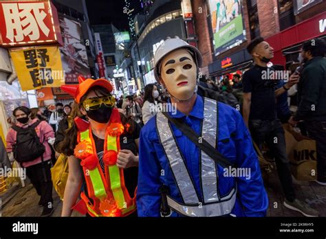 La Gente Usa Trajes Y Disfruta De Halloween En El Shibuya Centre Gai