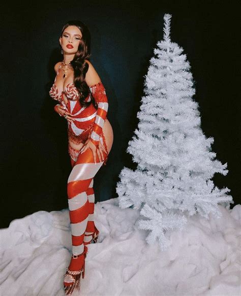 Sabrina Claudio News On Twitter Christmas Fashion Photography Christmas Photoshoot Holiday