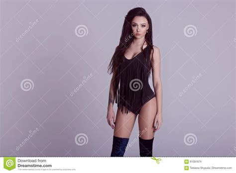 Piękna Seksowna Wzorcowa Dziewczyna W Czerni Ubraniach Pozuje Przed
