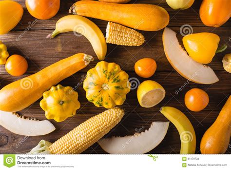 Желтые фрукты и овощи на деревянной предпосылке Стоковое Изображение