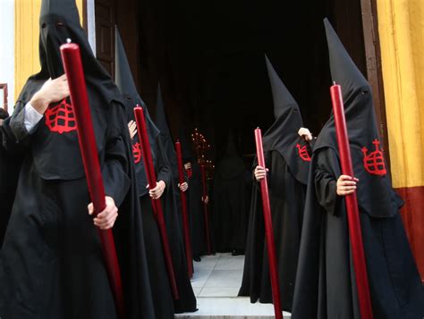 Sábado Santo En Sevilla Un Tramo De Nazarenos De La He Sevilla