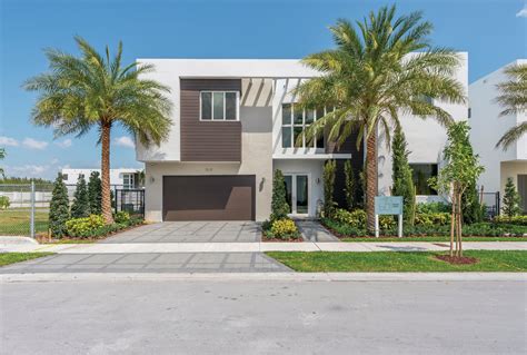 Miami Modern Style Makes A Splash With Buyers Builder Magazine